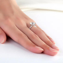 गैलरी व्यूवर में इमेज लोड करें, 0.12ct Natural Diamond 14K White Gold 2.5 Ct Topaz Ring