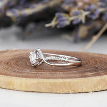 गैलरी व्यूवर में इमेज लोड करें, 1.0 Carat Round Cut Sona Diamond Twist Promise Ring